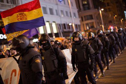 Agentes de la policía vigilan la manifestación en Madrid.