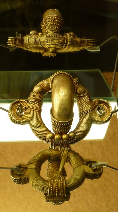 Fíbula de oro del primer Tesoro de Arrabalde expuesta en el Museo de Zamora.
