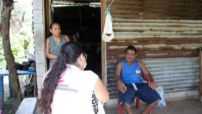 Una voluntaria de Médicos Sin Fronteras entrevista a una pareja en una comunidad aledaña a un campo de caña.