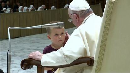Vídeo | Un niño se cuela durante la audiencia semanal del papa Francisco y permanece a su lado durante unos minutos