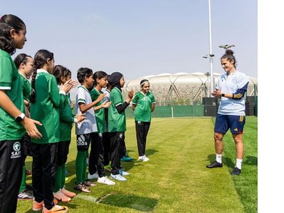 Montse Tomé, en un encuentro con jugadoras de fútbol de Arabia Saudí.