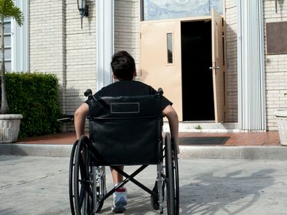Un chico en silla de ruedas, en una foto de archivo.