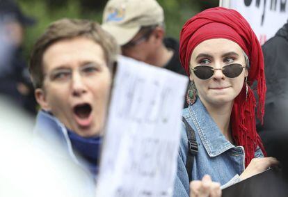 Grupos de mujeres se manifiestan contra las políticas restrictivas del Gobierno en derechos reproductivos, el 2 de julio en Varsovia.