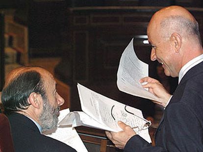 El portavoz del PSOE, Alfredo Pérez Rubalcaba, habla con el de CiU, Antoni Duran Lleida, durante el debate.