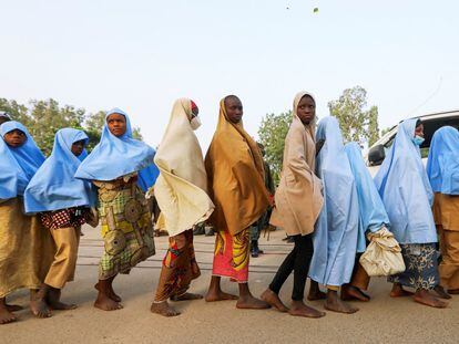 Niñas secuestradas en febrero de 2021 de un instituto de Zamfara, en el noroeste de Nigeria, en el momento de su liberación días más tarde.