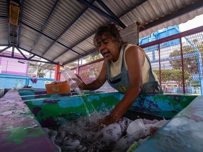 Doña Lilia lava su ropa en los lavaderos comunitarios para ahorrar el agua que tiene en casa ante el desabasto, este martes, en la alcaldía de Iztapalapa (Ciudad de México).