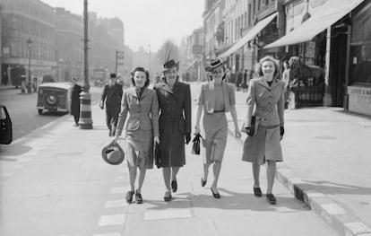 Las consignas oficiales británicas animaban a las mujeres a cuidar su aspecto. En la foto, cuatro jóvenes pasean por Londres en 1941.