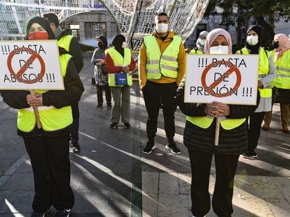 Trabajadores transfronterizos en una protesta del pasado 6 de diciembre reclamar que se les permita viajar a Marruecos para visitar a sus familias sin perder sus trabajos en Ceuta.