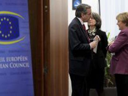 La canciller alemana, Angela Merkel, y el primer ministro griego, Antonis Samaras, en la Cumbre de la Uni&oacute;n Europea celebrada en Bruselas.