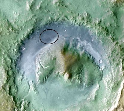 Topografía del cráter Gale, lugar de aterrizaje del robot ‘Curiosity’ en Marte, en el que se indican con diferentes colores las elevaciones: el azul indica que es terreno relativamente bajo, y el dorado, alto. La diferencia de altura entre el monte central y las zonas más bajas es de cinco kilómetros. (Foto: NASA/JPL-CALTECH)