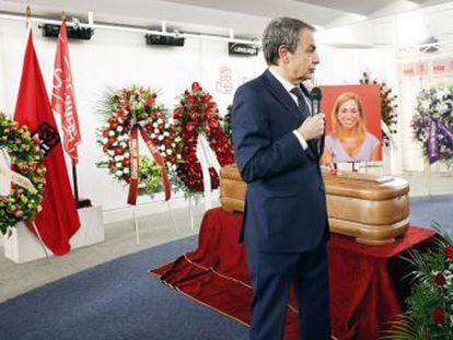 El homenaje en Ferraz, donde se ha habilitado la capilla ardiente, se produce a seis semanas de las primarias