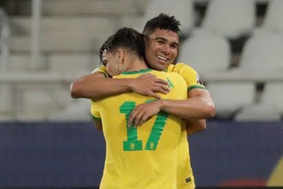 Casemiro abraza a Paquetá, tras el triunfo de Brasil sobre Colombia en la Copa América.