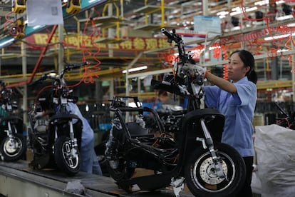 Línea de montaje de bicicletas eléctricas en una fábrica de Sichuán, en el oeste de China, el 17 de junio.