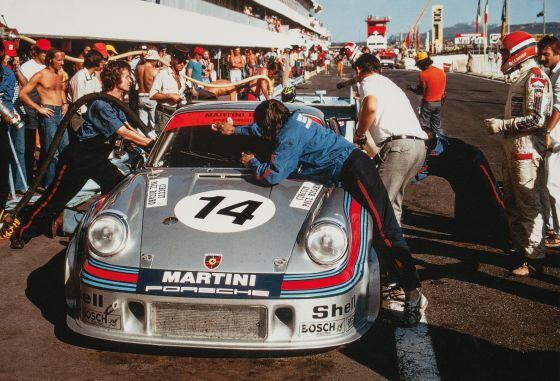 Un Porsche Martini durante un campeonato de los años setenta en el que hacía mucho calor