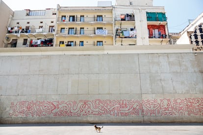 Réplica del mural 'Todos juntos podemos parar el sida', que Keith Haring pintó en la extinta plaza de Salvador Seguí, en el barrio chino de Barcelona. Actualmente se encuentra frente al Macba, en el barrio del Raval. |