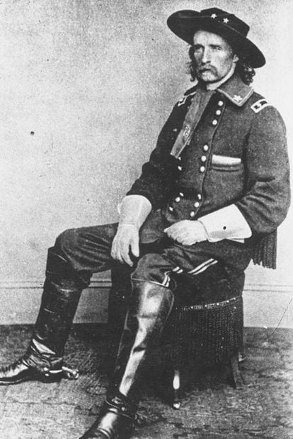 El general George A. Custer, con el uniforme de la caballería (1839-1876).