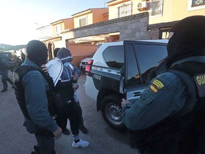 Agentes de la Guardia Civil acompañan a un detenido durante la última operación, del pasado 2 de marzo, en la que se investiga a Jesús Heredia, 'El Pantoja'.