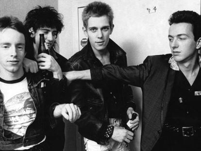 Guitarist Mick Jones, bassist Paul Simonon, singer Joe Strummer (1952 - 2002) and drummer Nicky 'Topper' Headon of British punk group The Clash in New York in 1978. (Photo by Michael Putland/Getty Images)