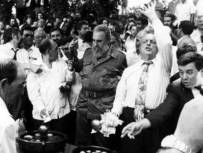 FOTO: Fidel Castro y Manuel Fraga, el 28 de julio de 1992, preparando una queimada en Láncara. / VÍDEO: Visita de Castro al municipio gallego.