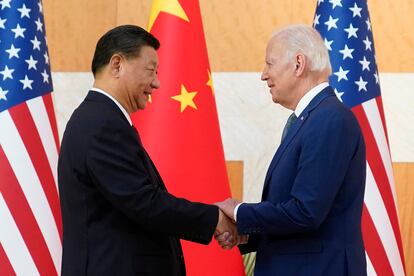  Joe Biden estrecha la mano de Xi Jinping, este lunes en Nusa Dua (Indonesia).
