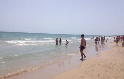 La playa de los Arenales ha recuperado la normalidad un día después del ataque de la tintorera.