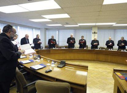 Los prelados rezan al inicio de la reunión de la Permanente de la Conferencia Episcopal, el martes pasado.