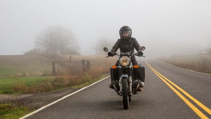 La protección ideal para tus manos al conducir la moto en los días fríos y lluviosos. GETTY IMAGES.