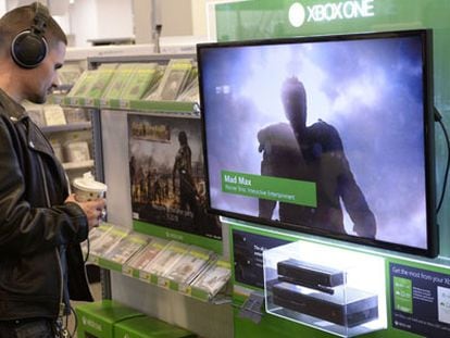 Un hombre observa una Xbox One la víspera de su lanzamiento en Nueva York