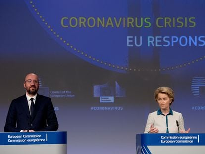 Ursula von der Leyen, Presidente de la Comisión Europea, y Charles Michel, Presidente del Consejo Europeo, durante una rueda de prensa el 23 de abril de 2020