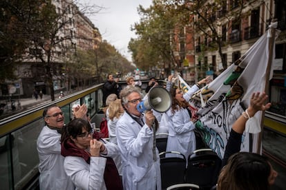 Varios miembros del sindicato de médicos (Amyts) en la planta superior del autobús que ha recorrido cuatro centros de salud de Madrid.