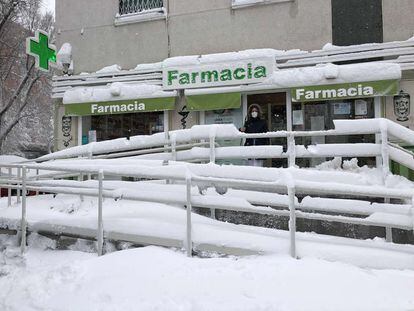 Farmacia de Madrid rodeada de nieve durante el temporal 'Filomena'.