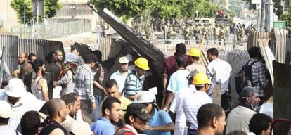 Las fuerzas de seguridad toman posiciones delante de una barricada montada por miembros de la Hermandad en El Cairo.