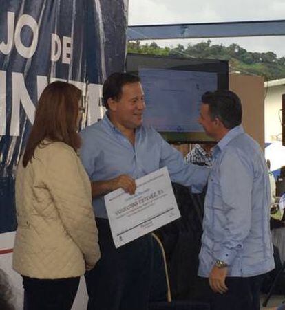 El presidente de Panamá, Juan Carlos Varela, y el gerente de Viguecons, Francisco Estévez, en el acto de adjudicación de un contrato a la española.