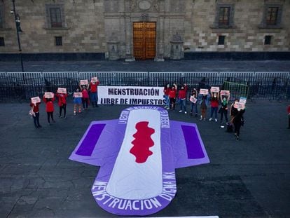 Mujeres integrantes de la agrupación "Menstruación digna" se manifestaron a las afueras de Palacio Nacional para exigir la eliminación del IVA a productos de uso menstrual, en mayo de 2021.