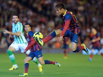 Neymar salta para controlar el bal&oacute;n