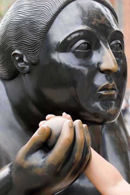 Visitar las obras del artista Fernando Botero es uno de los mayores reclamaos de Medellín. En la imagen, una de las esculturas de Botero en la plaza a la que da nombre y que está situada junto al Museo Medellín y el Palacio de la Cultura.