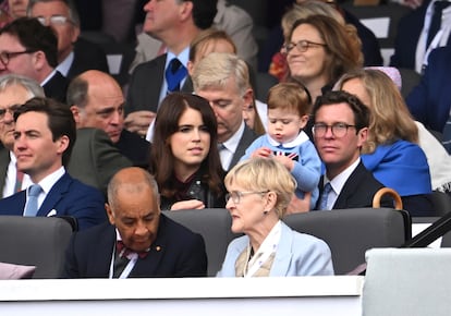 La princesa Eugenia, hija de Andrés de Inglaterra y nieta de Isabel II, ha acudido al desfile con su esposo, Jack Brooksbank, y el hijo de ambos, August.