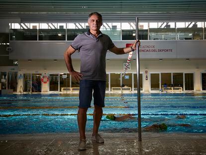 18/05/2021.- Raul Arellano, Catedrático de la Universidad de Granada experto en Biomecánica de la Natación. En la piscina de la Facultad de Ciencias del Deporte de Granada. Foto: Fermin Rodriguez