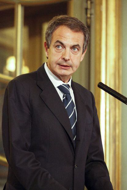 Zapatero, ayer en la Embajada española en París.
