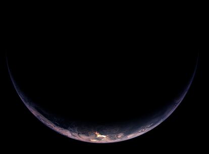 Imagen de la Tierra tomada por la nave espacial <i>Rosetta, 350.000 kilómetros de distnacia, durante el sobrevuelo del planeta que realizó en 2009.</i>