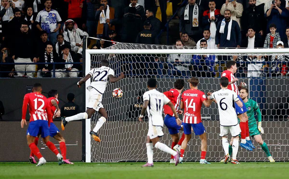 Rüdiger, libre de marca, cabecea para empatar a uno la semifinal de la Supercopa de España que en el que finalmente se impuso el Real Madrid (5-3) al Atlético en Riad.