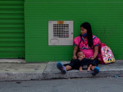 Una mujer de la tribu Embera pide limosna en la ciudad de Medellín, Colombia, el pasado 20 de abril.