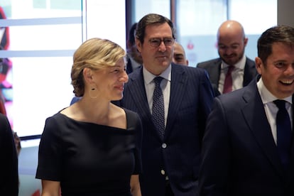 La vicepresidenta segunda del Gobierno y ministra de Trabajo y Economía Social, Yolanda Díaz junto a los presidentes de CEOE, Antonio Garamendi, y de Cepyme, Gerardo Cuerva. Carlos Luján / Europa Press