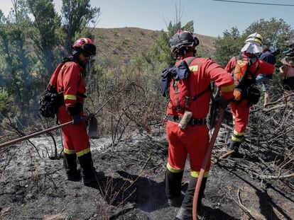 Miembros de la UME trabajan en la localidad de Bubierca, Zaragoza, este jueves para controlar el incendio de Ateca.