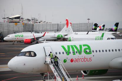 Aviones de la aerolínea Viva Aerobus en el Aeropuerto Internacional de la Ciudad de México.
