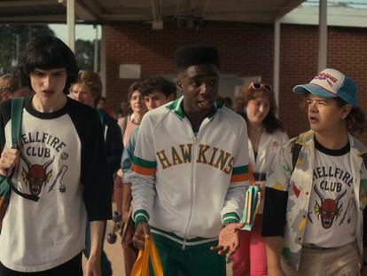 Finn Wolfhard, Caleb McLaughlin y Gaten Matarazzo, de 'Stranger Things', serie que ha despertado el interés de la generación Z por la ropa de segunda mano.