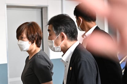 Akie Abe (izquierda), esposa del ex primer ministro japonés Shinzo Abe, a su llegada al Hospital Nara Medical University, en Kashihara. La confirmación del fallecimiento, recogida por la agencia japonesa de noticias Kiodo y la cadena de televisión NHK, llegaba horas después de que Abe entrara en parada cardiorrespiratoria durante su evacuación al hospital tras recibir varios disparos por la espalda.