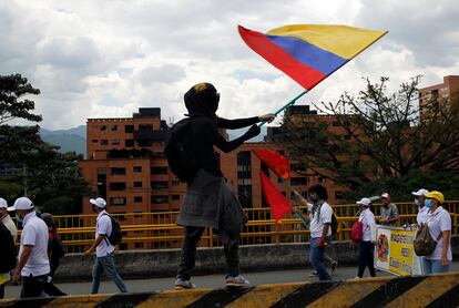 Un ciudadano ondea la bandera colombiana durante una protesta contra el gobierno del presidente Iván Duque el 26 de mayo de 2021.