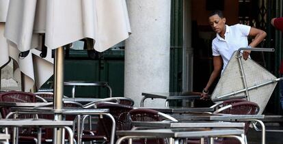 En la imagen un trabajador del sector servicios en la Plaza Mayor de Valladolid.