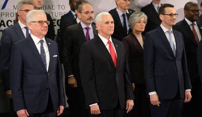 Mike Pence, en el centro, junto con el primer ministro polaco y el responsable de Asuntos Exteriores, este jueves.
